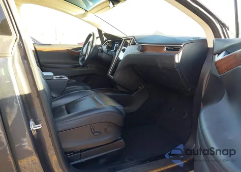 2017 Tesla Model X 100D/75D/90D z USA, uszkodzony, nr VIN 5YJXCBE25HF079108